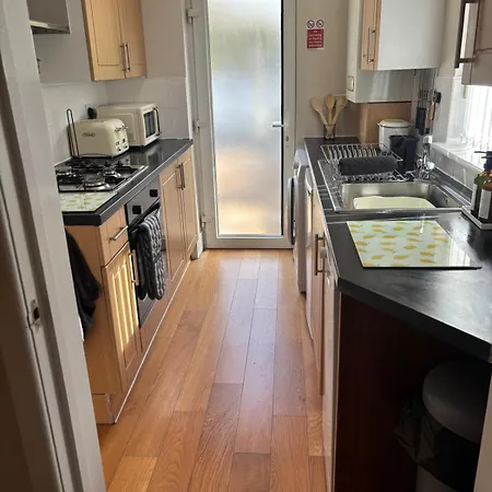 Perfectly Located 2 Bedroom Flat Nyaraló *