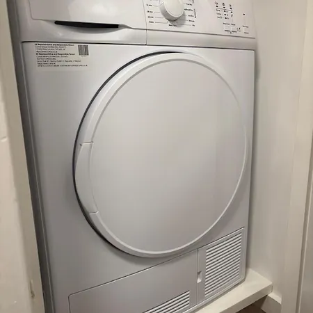 Perfectly Located 2 Bedroom Flat Nyaraló *