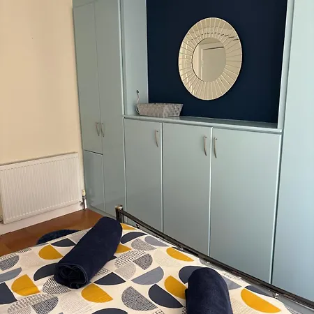 Perfectly Located 2 Bedroom Flat