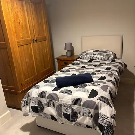 Perfectly Located 2 Bedroom Flat *