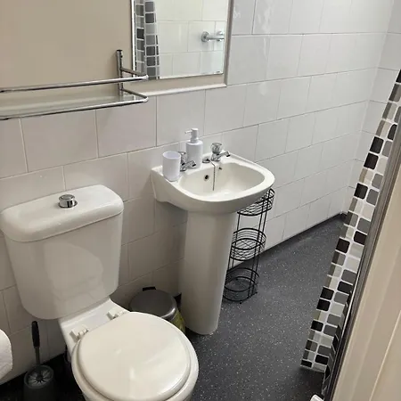 Perfectly Located 2 Bedroom Flat